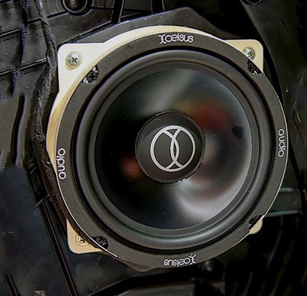 Динамик Xcelsus audio серия Ultra XU6.2 встроен в переднюю дверь автомобиля